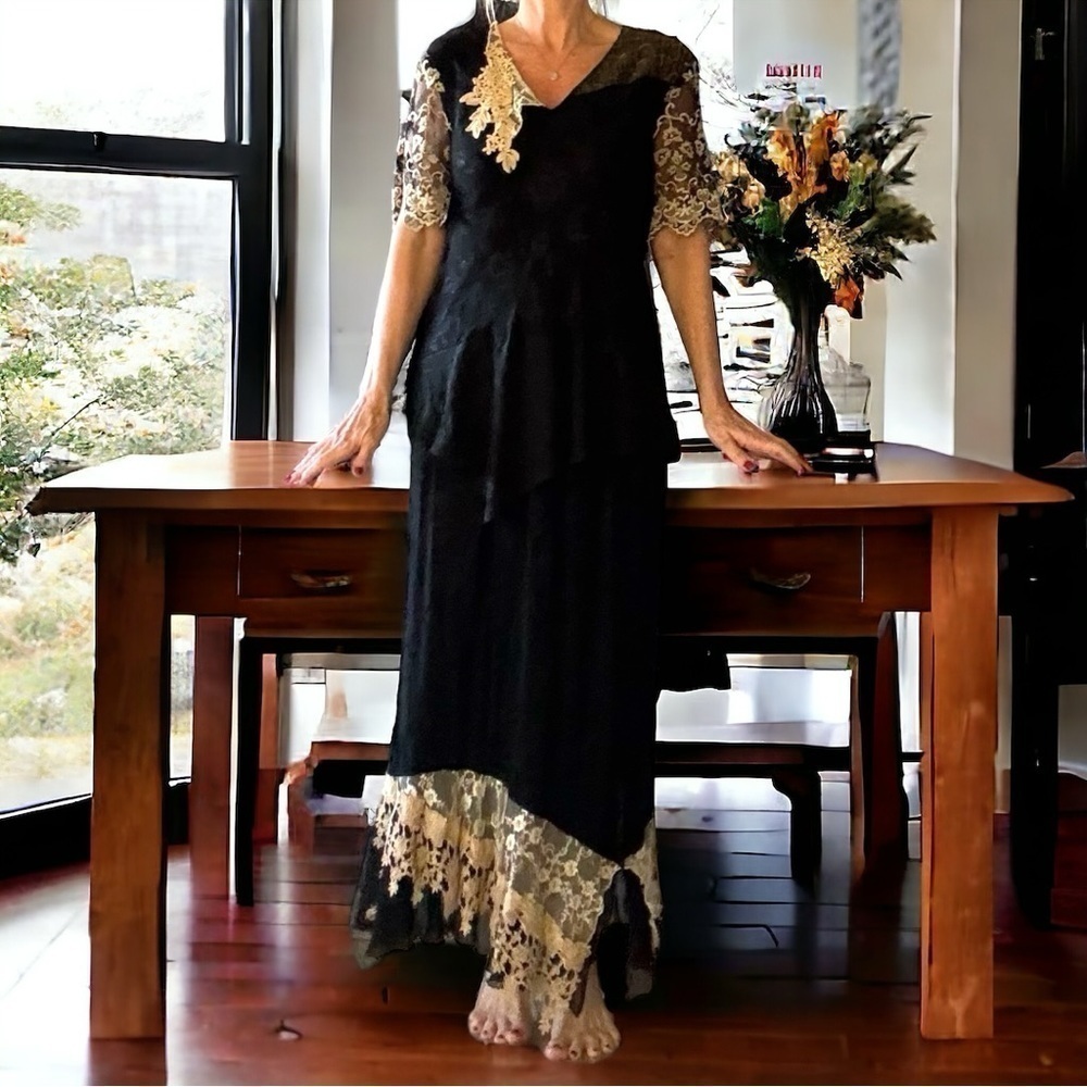 Dramatic 2 pc Vintage roses and lace‎ top and skirt